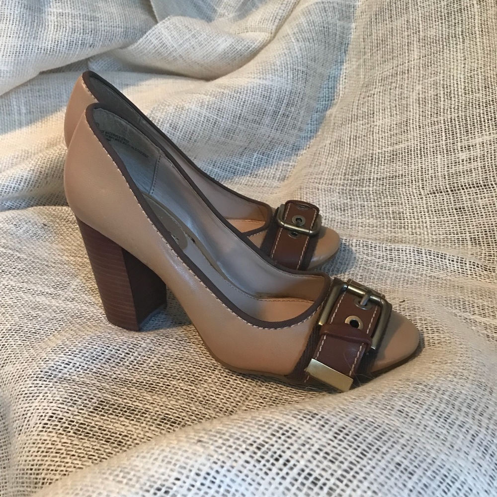 Stylish Spectator Pump - Picture 5 of 5